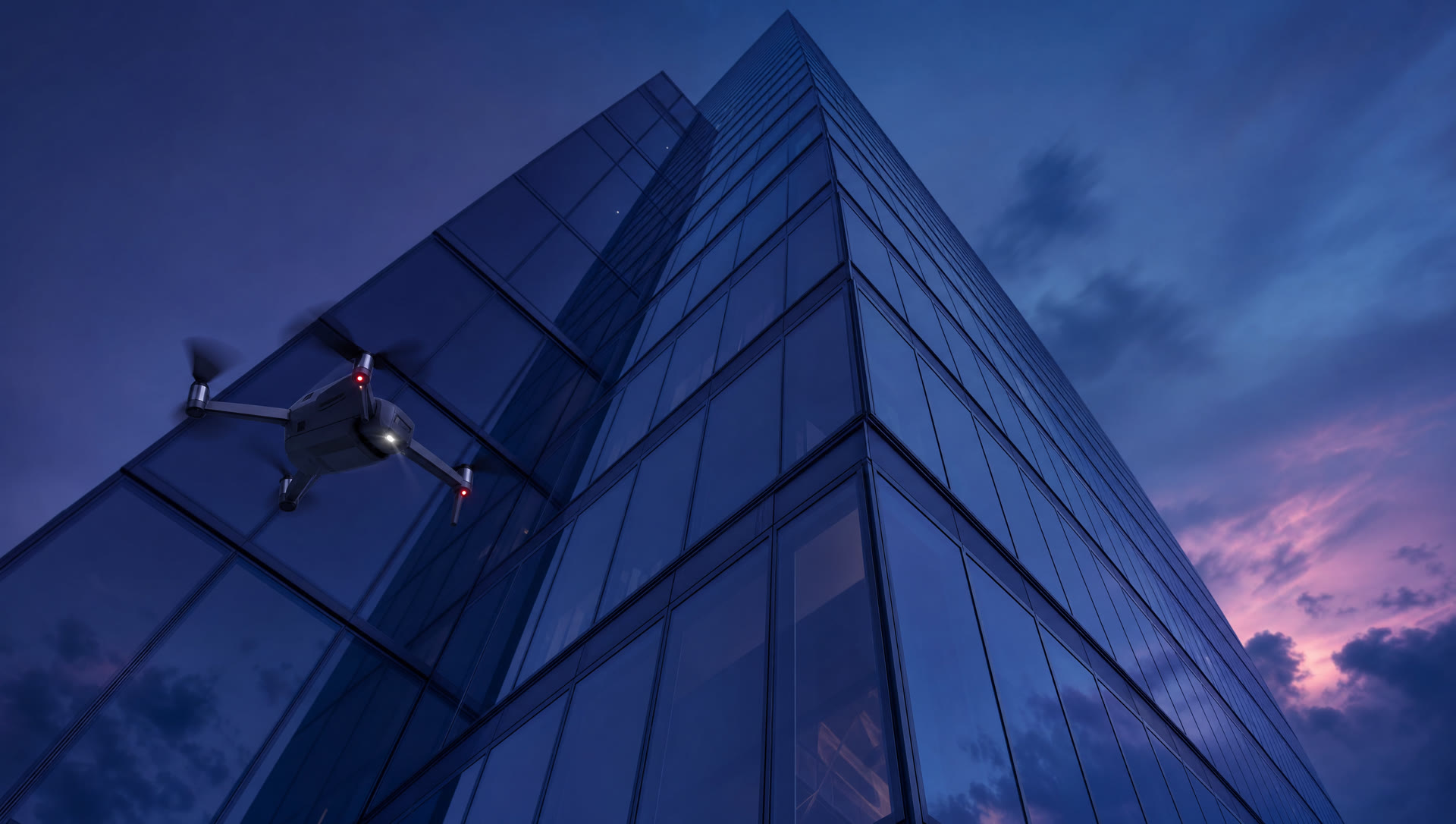 Drone inspecionando fachada de vidro de edifício
